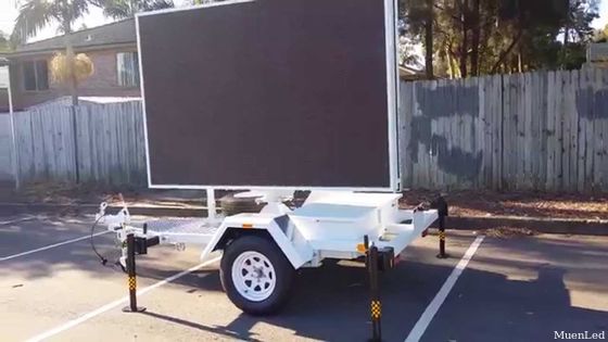 Reboque LED montado num camião/caminhão de publicidade LED